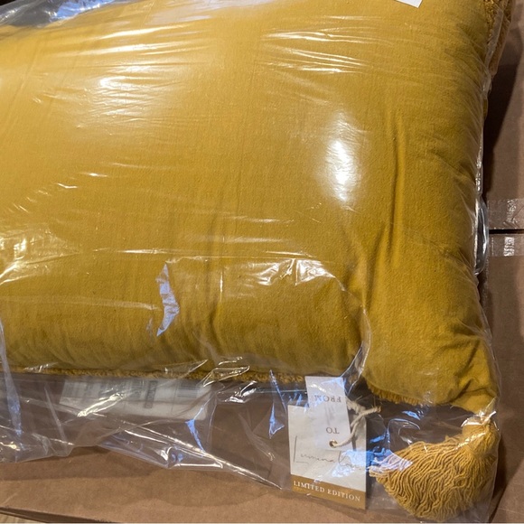 ARTISAN 34 Tufted Tassel Throw Pillow Nugget Gold 16” X 24” - Picture 6 of 10